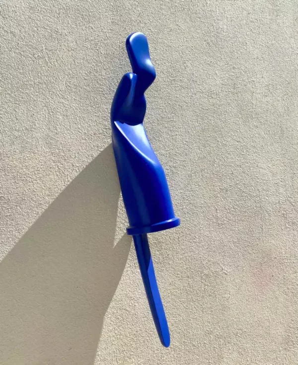 Sculpture de Julien Gudéa représentant un célèbre capuchon de stylo bleu, mordu