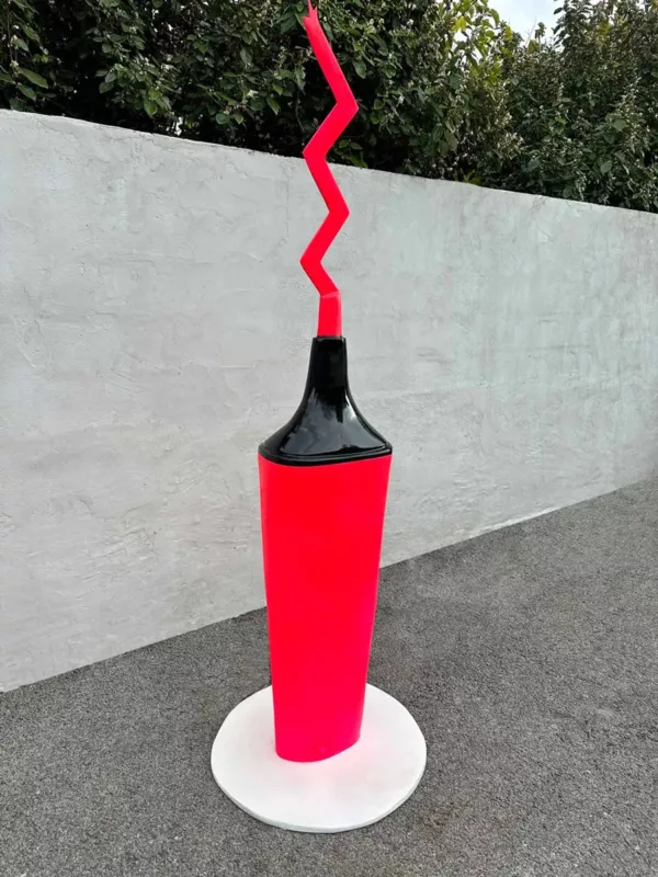 Imposante sculpture d'un marqueur rose fluo avec un trait stylisé en forme de zig zag. Œuvre de Julien Gudéa