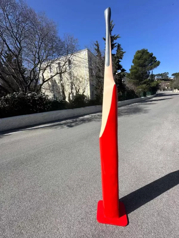 Sculpture géante d'un crayon de maçon rouge à la mine taillée par Julien Gudéa